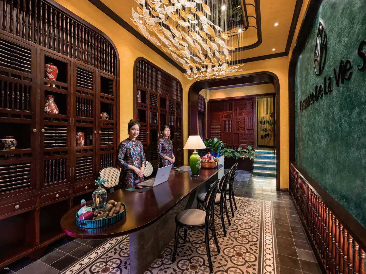 2 lễ tân tại quầy của La Belle Spa