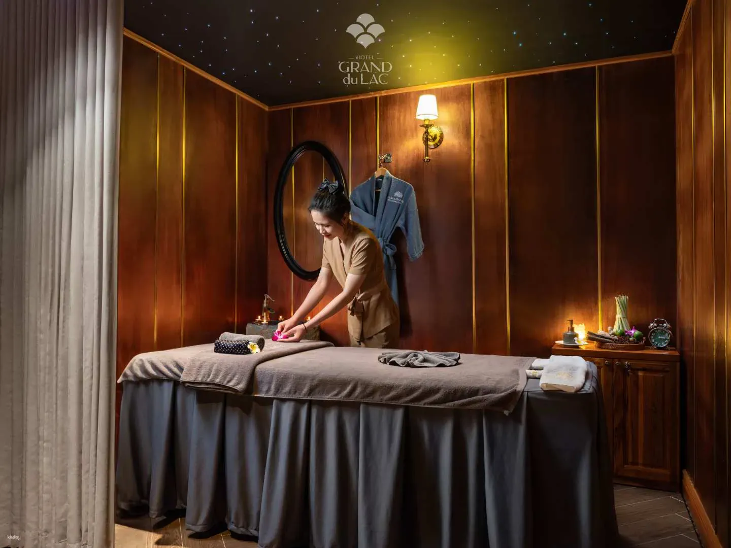 Kỹ thuật viên nữ bên cạnh giường massage 