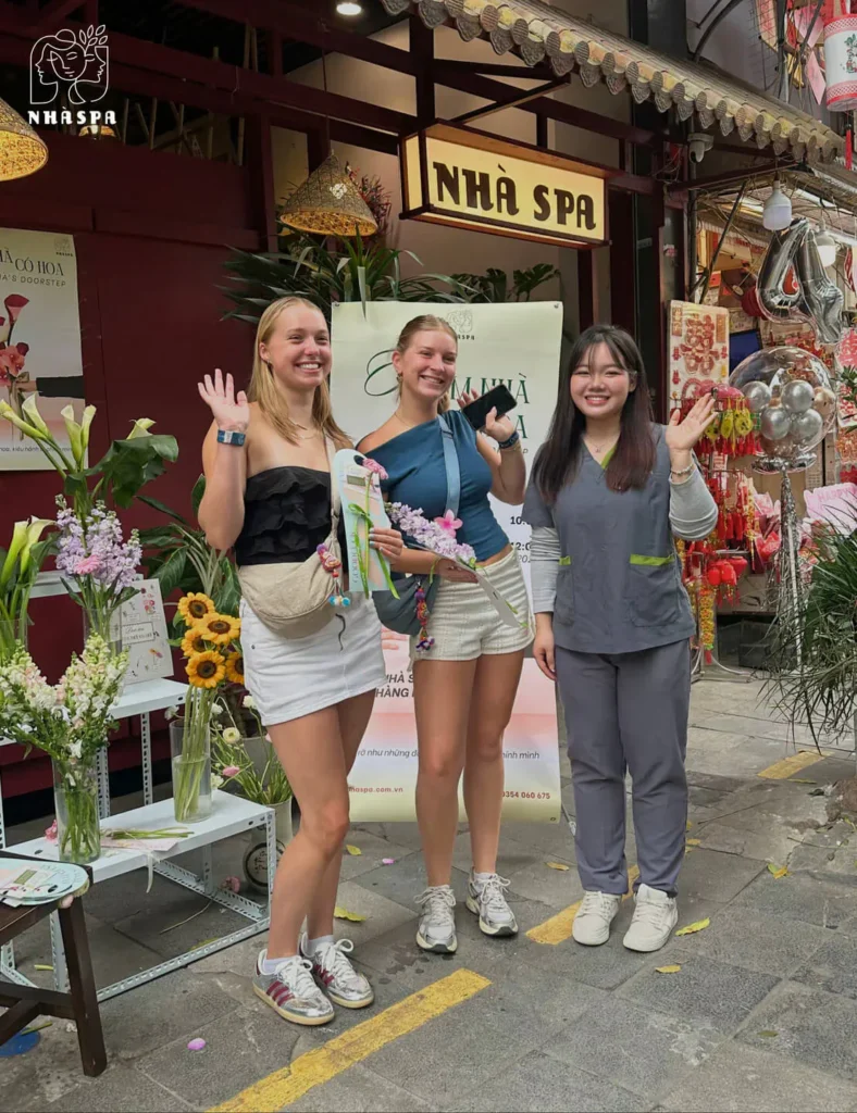 Ảnh khách hàng chụp cùng KTV Nhà Spa