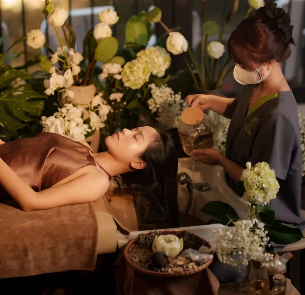 kỹ thuật viên gội đầu cho khách