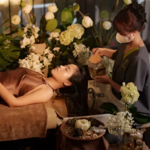 kỹ thuật viên gội đầu cho khách