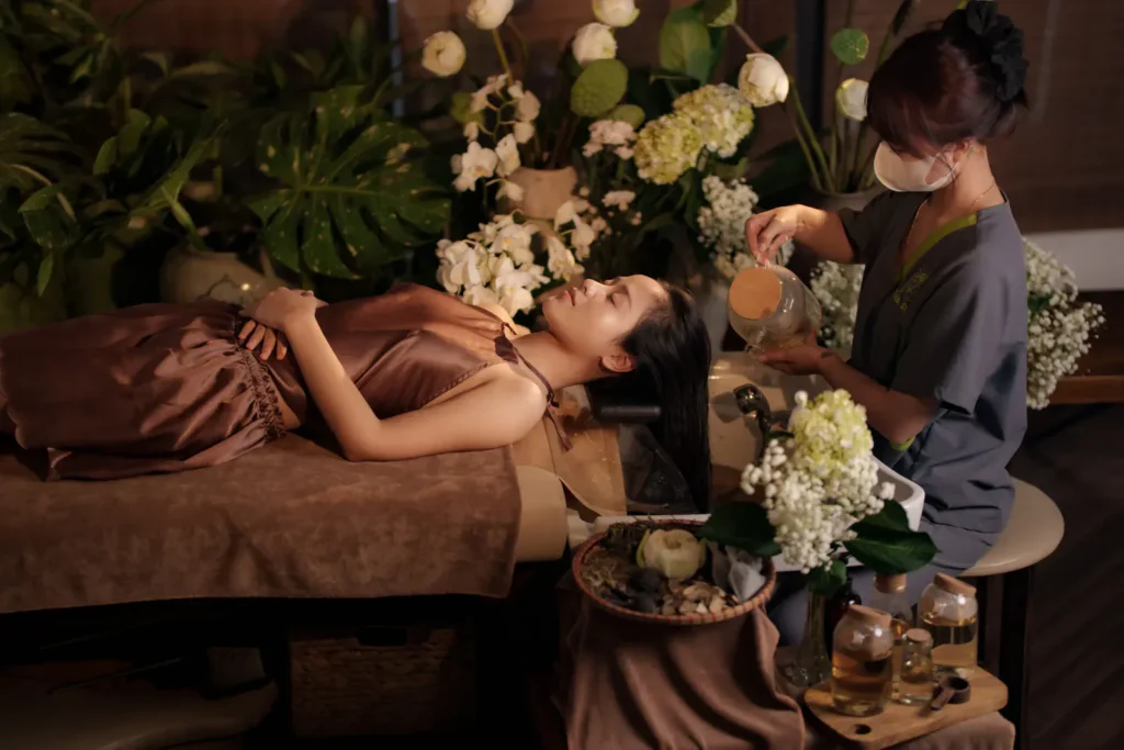 ảnh kỹ thuật viên gội đầu dưỡng sinh cho khách