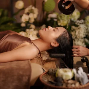 Ảnh kỹ thuật viên gội đầu dưỡng sinh cho khách