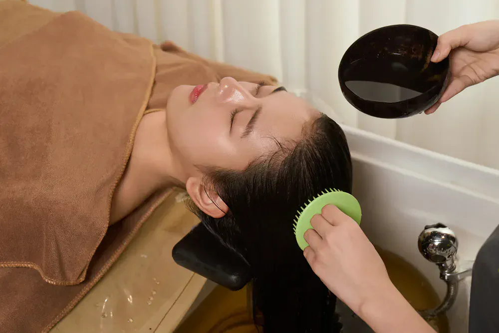 Khách hàng nằm Gội đầu thải độc