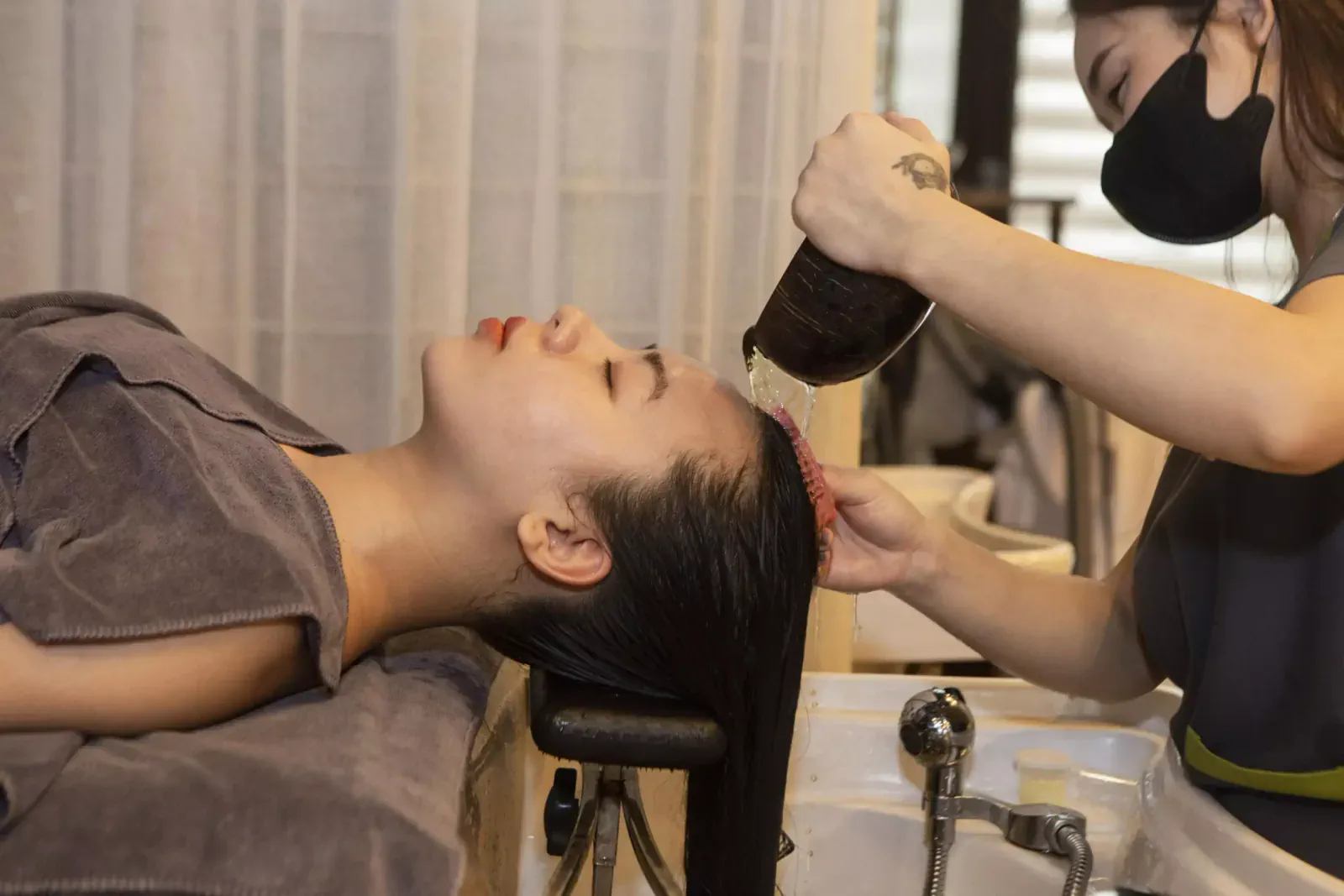 Bạn có thể đến các spa gội đầu để nhận được dịch vụ tốt nhất