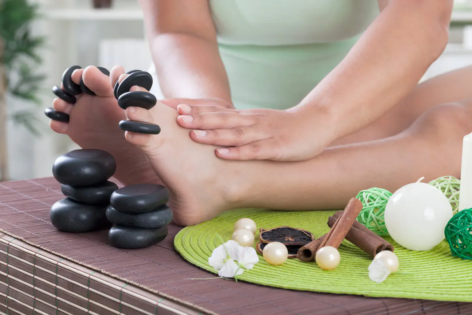 massage chân đá nóng