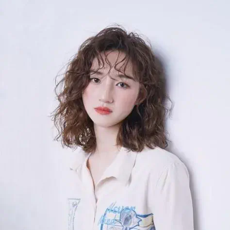 Tóc ngắn xoăn xù
